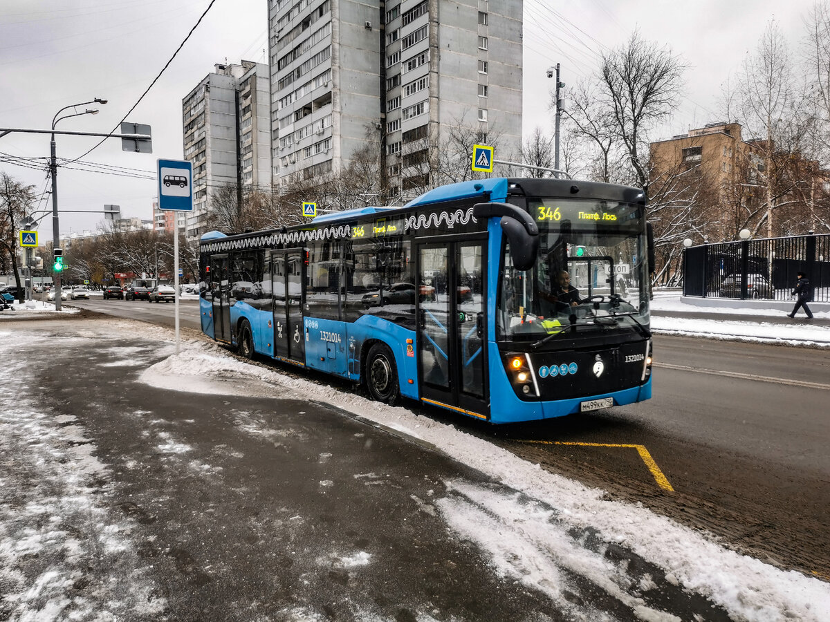 Автобусы у остановки 