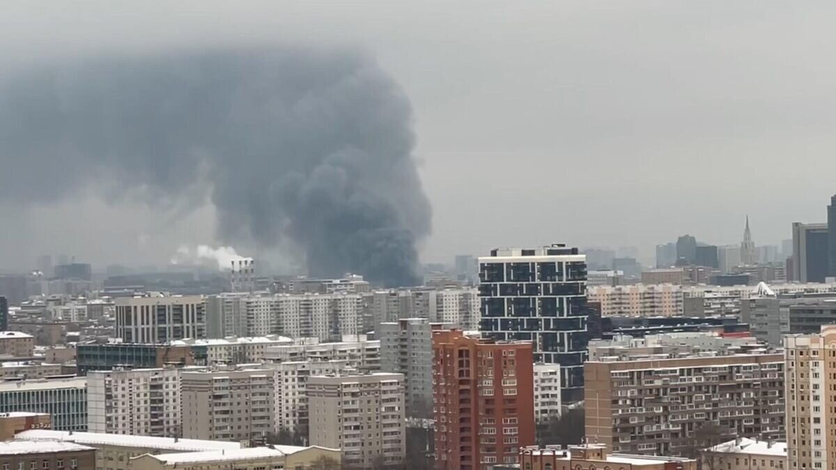    Столб густого дыма в небе над столицей: пожар в центре Москвы© РИА Новости