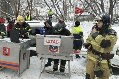    Пожарные тушат склад на площади трех вокзалов ©Пресс-служба МЧС по городу Москве