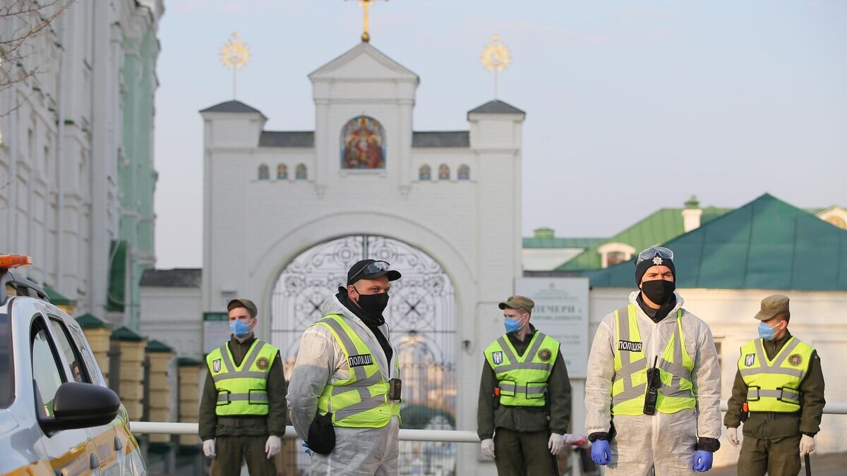    Сотрудники полиции и Национальной гвардии Украины у въезда на территорию Киево-Печерской лавры, закрытой на карантин © РИА Новости / Стрингер