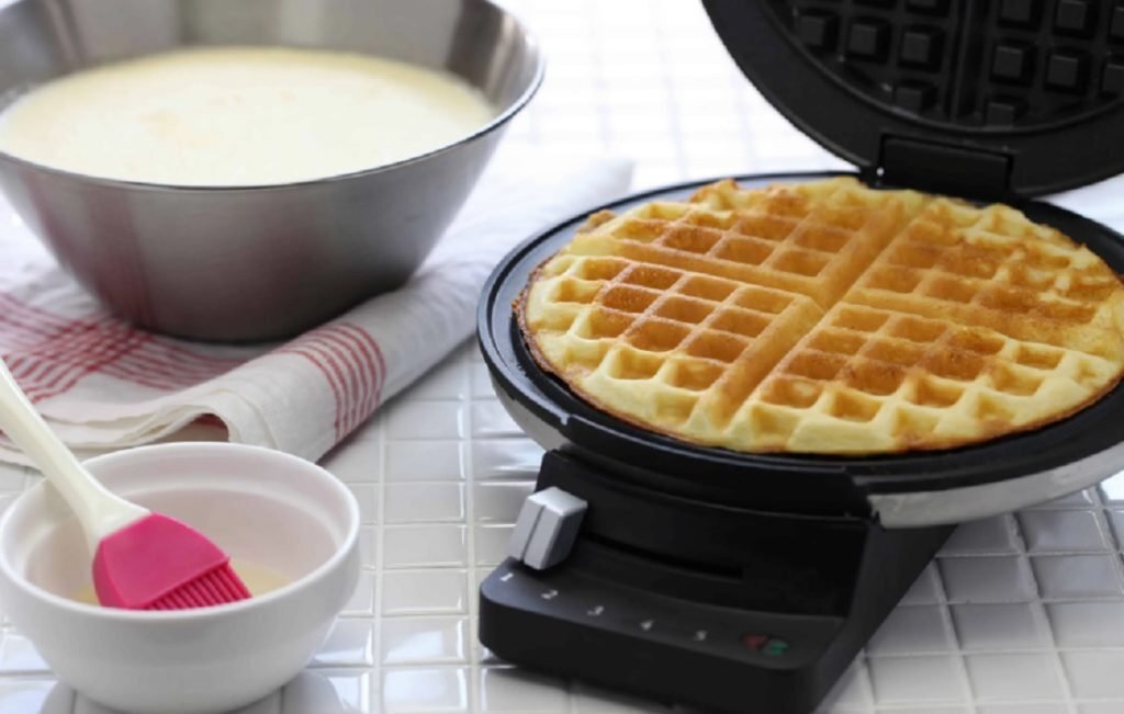 Как завести тесто вафельницу. Вафельница для венских вафель. waffle maker вафельница. тесто для венских вафель. ингредиенты для венских вафель в вафельнице.