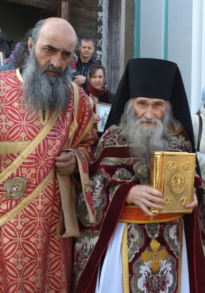 Но мы, христиане, и призваны к совершенству (см.: Мф. 5:48). Мы – свет мира (Мф. 5:14). Как солнышко светит на всех, невзирая, добрый он, злой, – там и мы должны стараться всем делать добро. Молиться вместе с инославными, иноверцами – мы не можем, – это преступление против веры, а вот делать добро всем – и можем, и должны: и мусульманам, и католикам, и иудеям, и атеистам, и коммунистам. Относиться ко всем просто по-человечески.