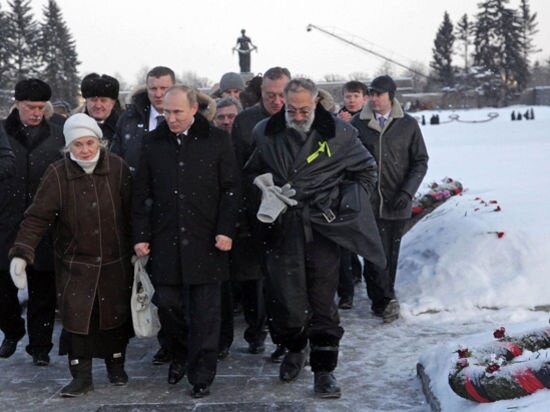 Владимир Путин на Пискаревском кладбище 27 января 2014 года. В то время он еще охотно общался и фотографировался с россиянами.