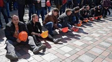 Какие отрасли экономики упали и не отжались?