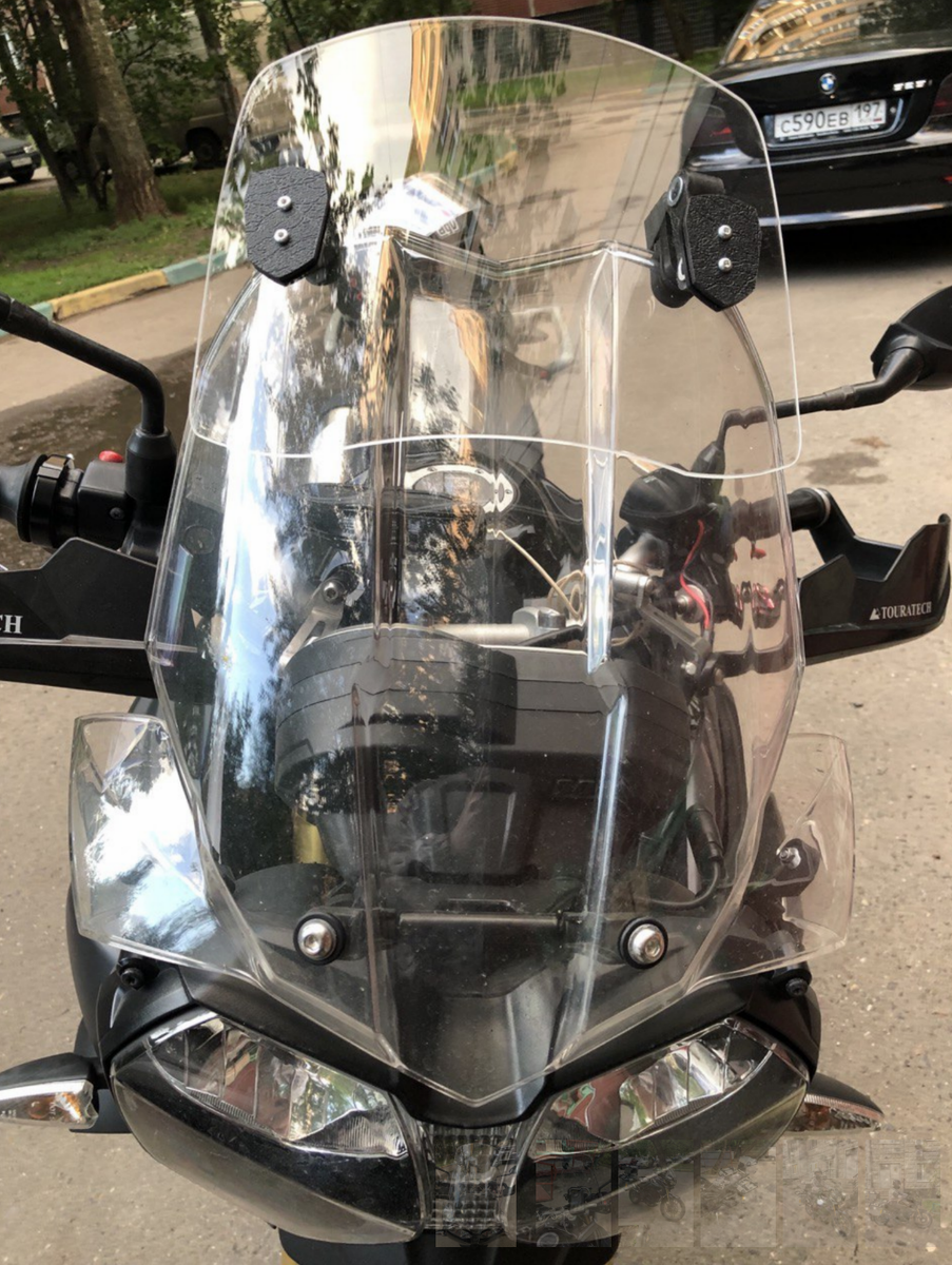 Ветровик регулируется по высоте, у меня установлен в самом нижнем положении с перекрытием основного стекла