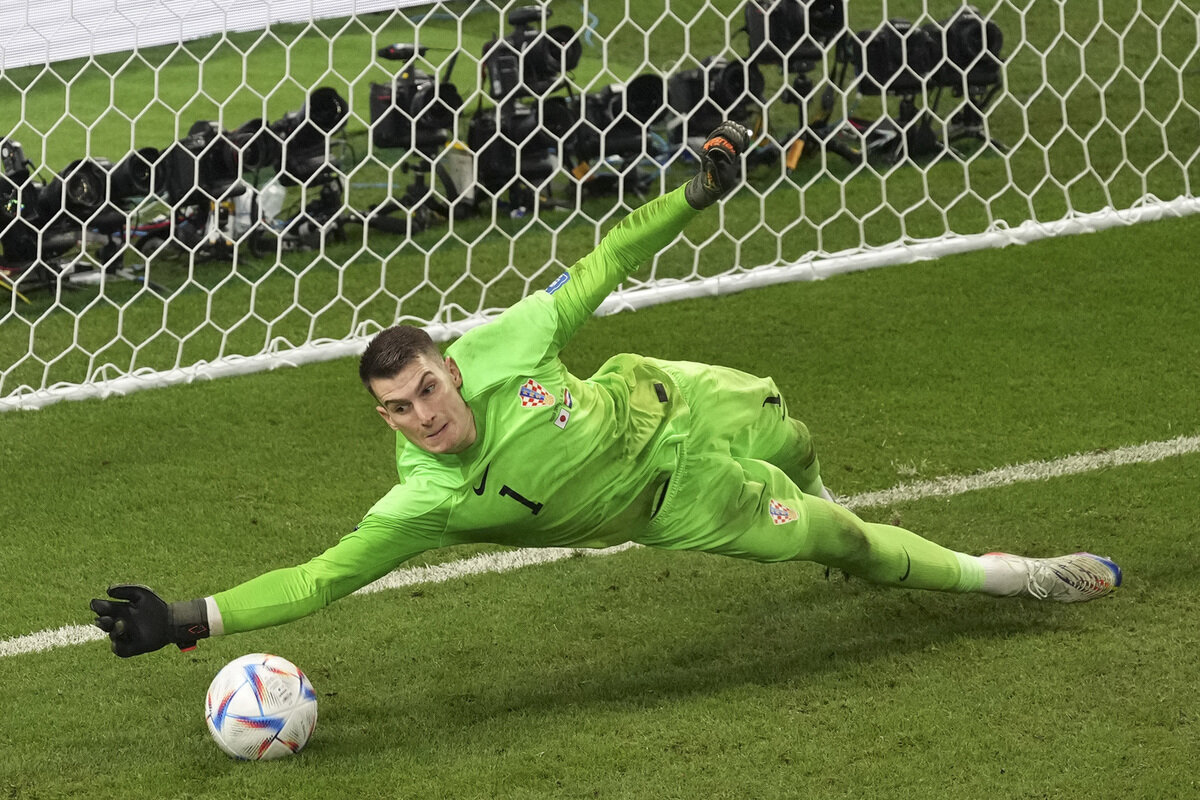 Он стал третьим вратарем, отразившим три пенальти в серии на мировых первенствах, и повторил достижения португальца Рикарду (2006 год, против сборной Англии) и своего соотечественника Даниела Субашича (2018, против команды Дании).