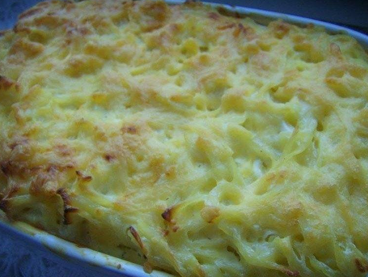 Детская запеканка из макарон и яиц. Запеканка с макаронами и курицей в духовке с сыром. Пирог с макаронами и сыром. Запеканка из макарон с сыром. Детская запеканка из макарон и яиц.