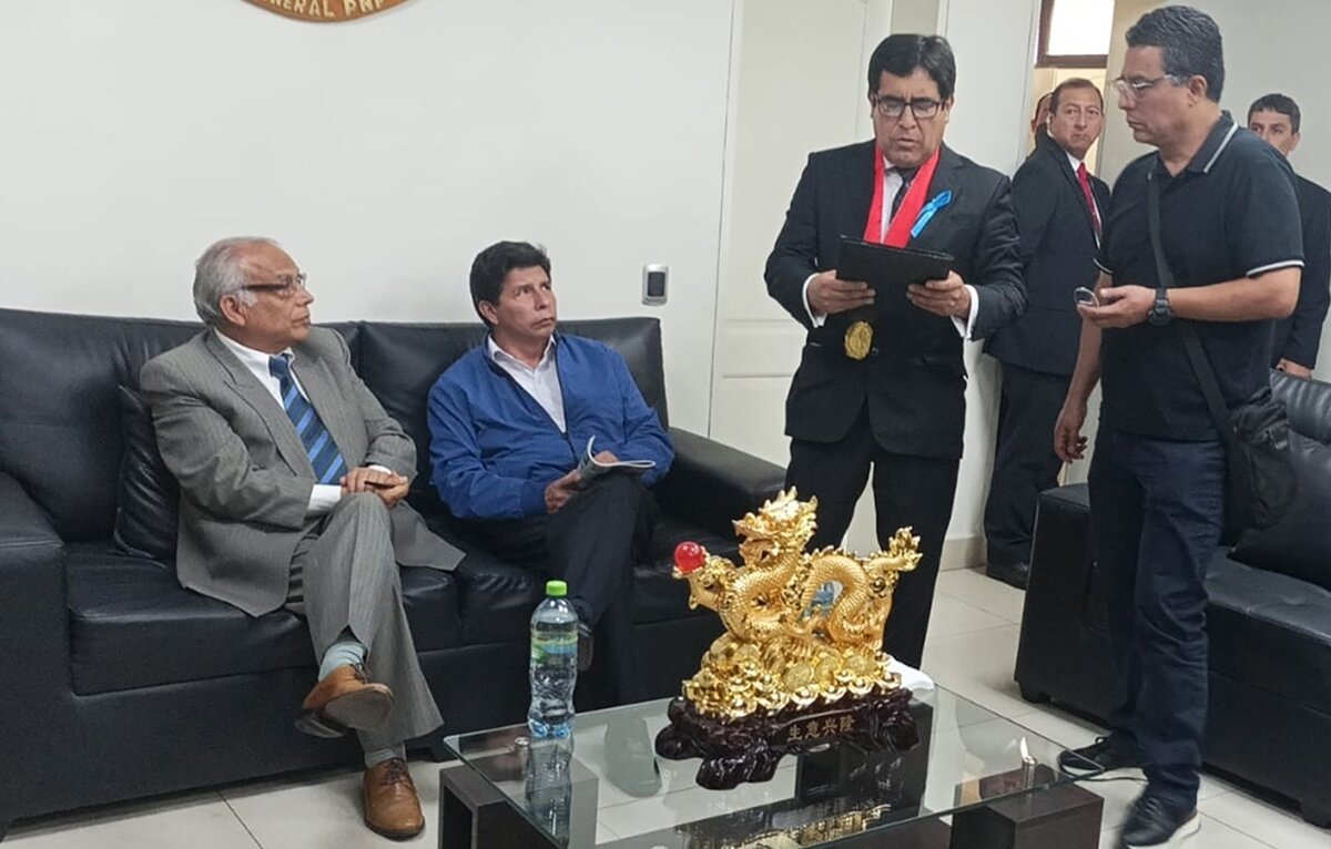    Педро Кастильо (второй слева)  Peru's police administration office via AP