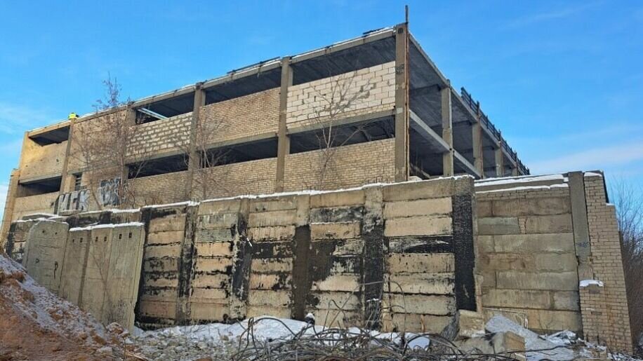     В Набережных Челнах недалеко от мэрии начали сносить долгострой с черной репутацией. В марте 2022 года с высоты 10-ти метров здесь упал подросток.