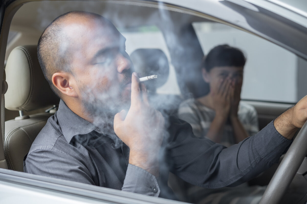Что делать, если водитель курит, разговаривает по телефону или хамит?