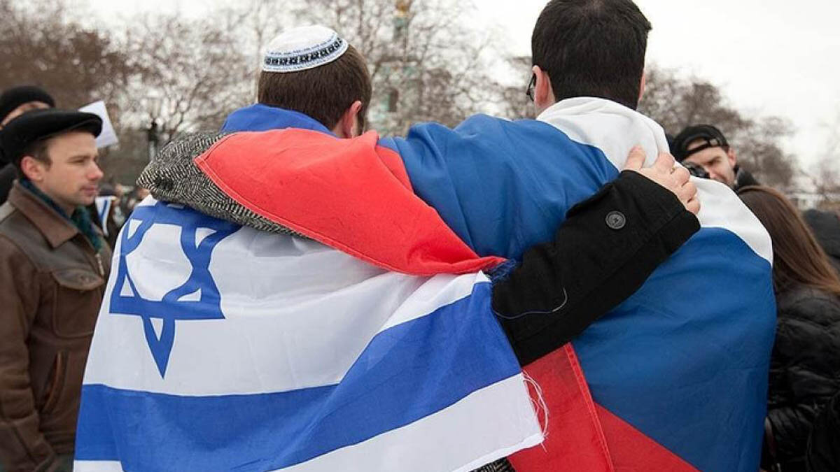 Граждане рф в израиле. Еврей с российским флагом.