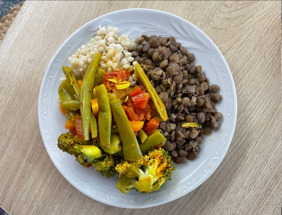 Пример полноценного блюда: чечевица, перловка, стручковая фасоль, тушеная с помидорками, морковью и брокколи 