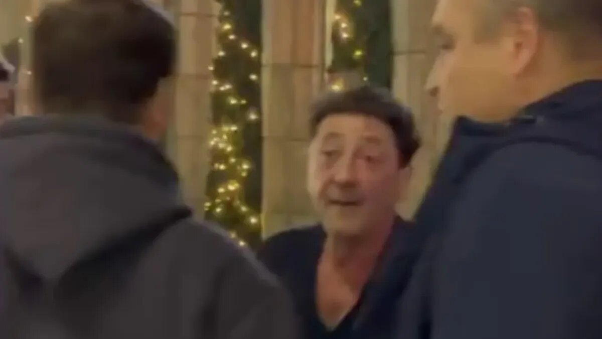 Фанаты подчеркивают, что день у певца явно не задался. Фото: кадр из видео