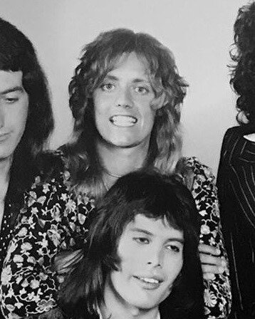 Очень забавно)                                         https://www.tumblr.com/archivermt/677706062787395584/roger-taylor-and-queen-in-1974-taken-by-mick