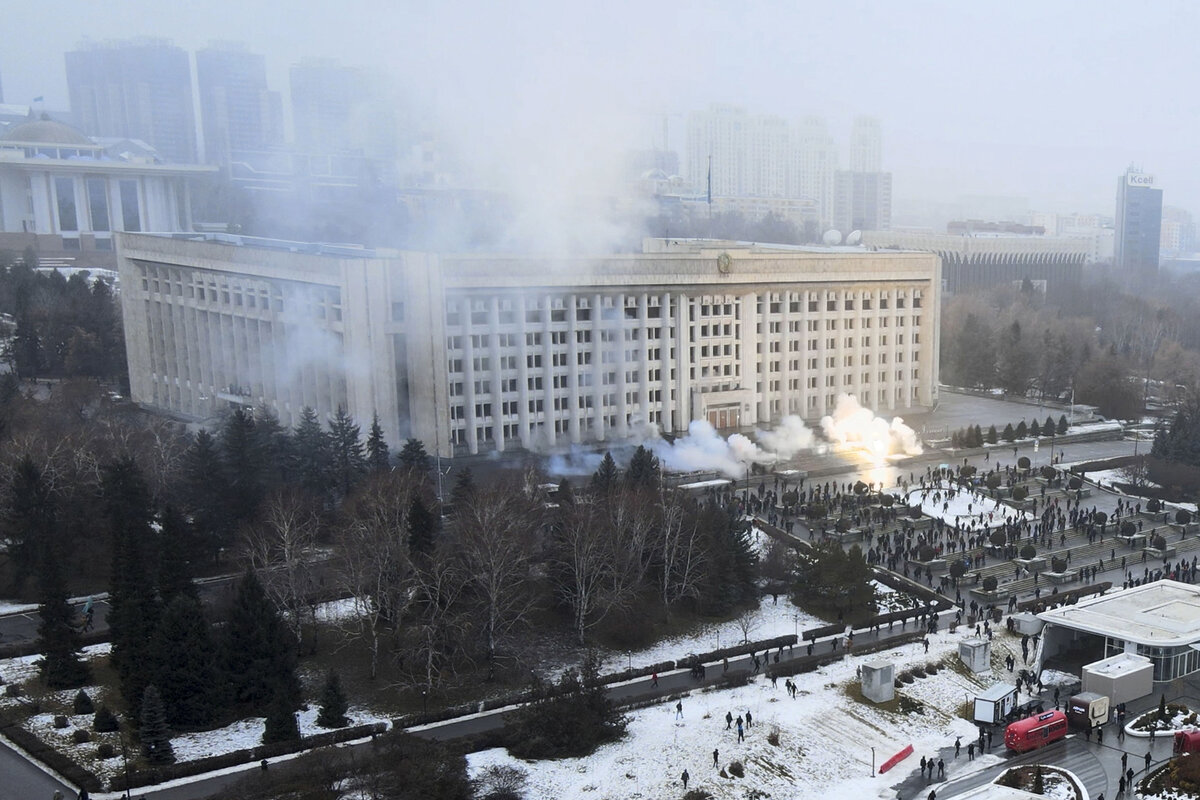 Протестующие возле здания мэрии Алма-Аты, Казахстан, 5 января 2022 года // AP Photo / Yan Blagov