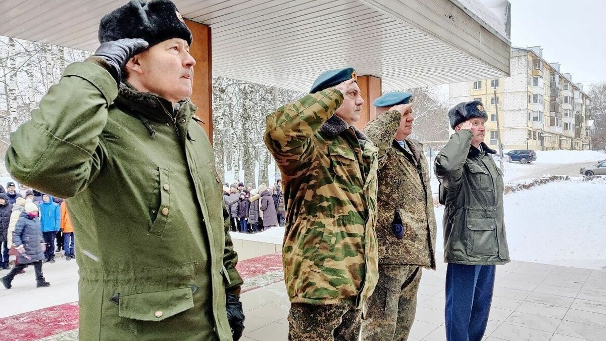     Память двух погибших в СВО жителей Удмуртии – Егора Лебедева и Данилы Ворончихина – увековечили их земляки, установив мемориальные доски на зданиях школ, где учились военнослужащие.