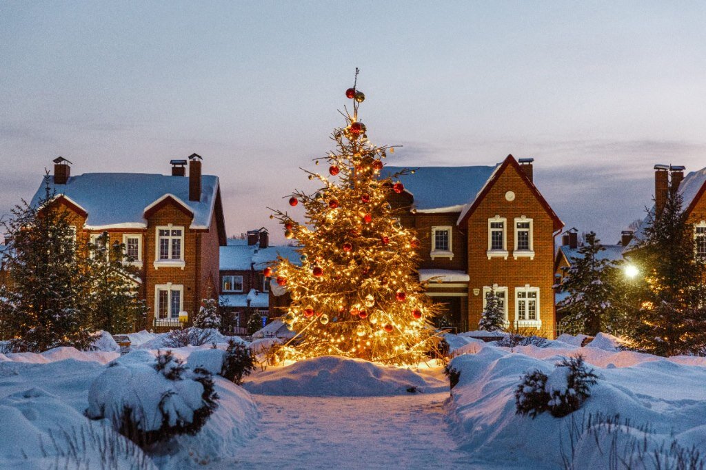 Елка в коттеджном поселке Британика. Фото: Easy Home