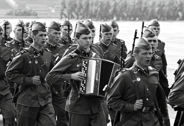 Песня солдаты россии фотографии военных лет слушать