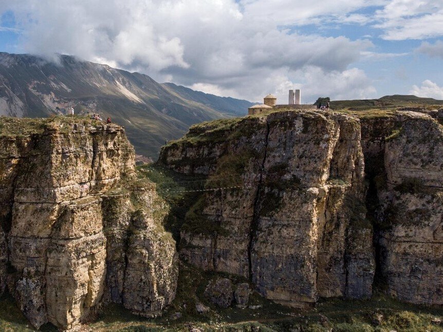 Каменная чаша в дагестане фото