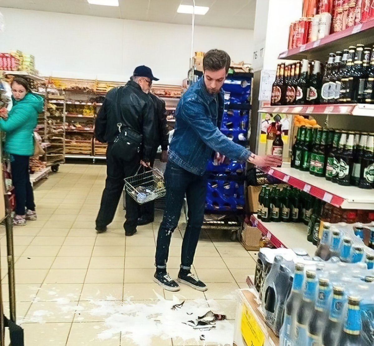 Разбил алкоголь в магазине. Нечаянно разбить в магазине. Разбитые бутылки вина в магазине. Нужно ли платить если разбил товар в магазине. Разбитый товар в магазине.