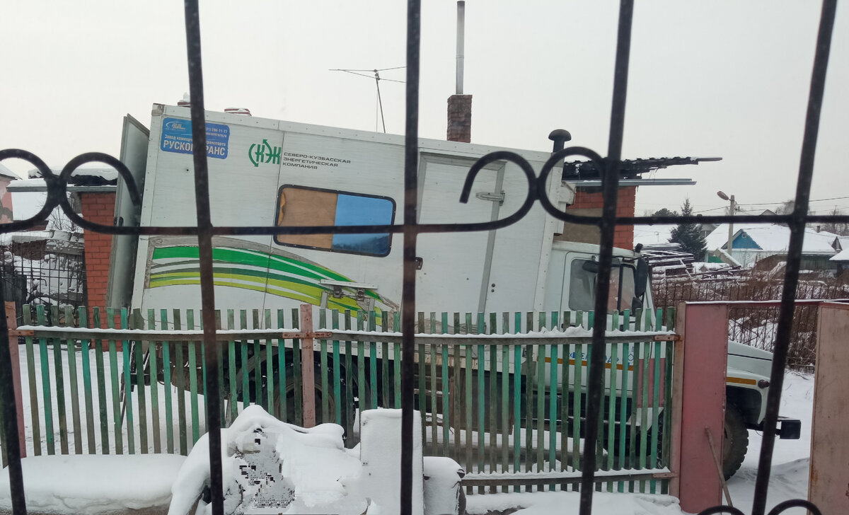 Кстати, оцените угол уклона нашей улицы. И это ещё у нашего дома подъём заканчивается, ниже по улице - ещё круче