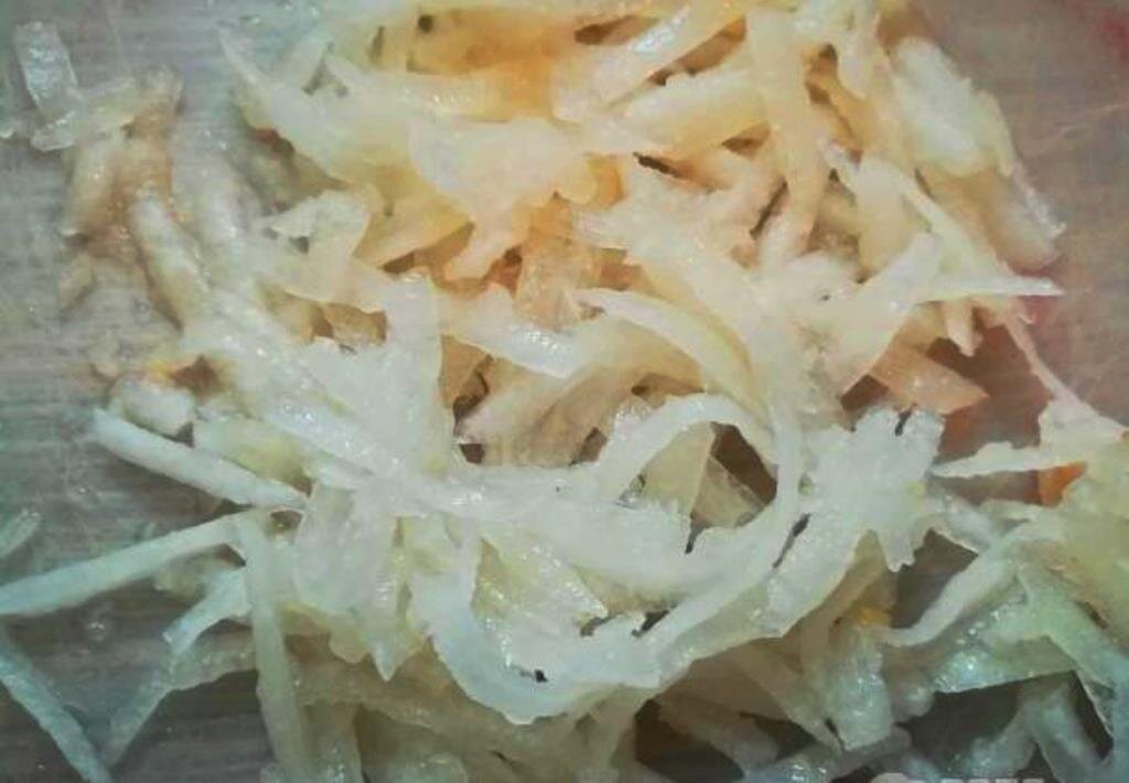 Капуста квашеная. Капуста квашеная. Тарелка капуста. Мелко нашинковать капусту. Терка для моркови для квашеной капусты.