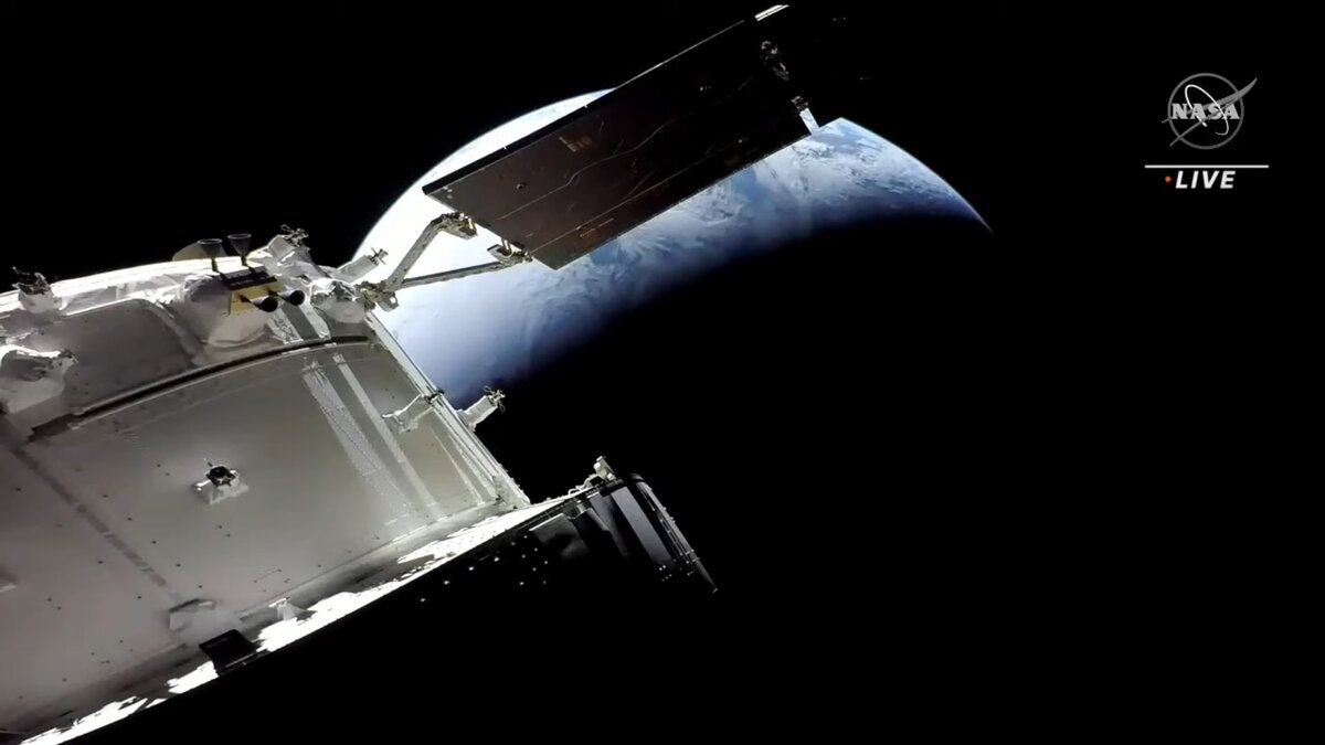    Орион на подлете к Земле. Высота 8000 кмNASA