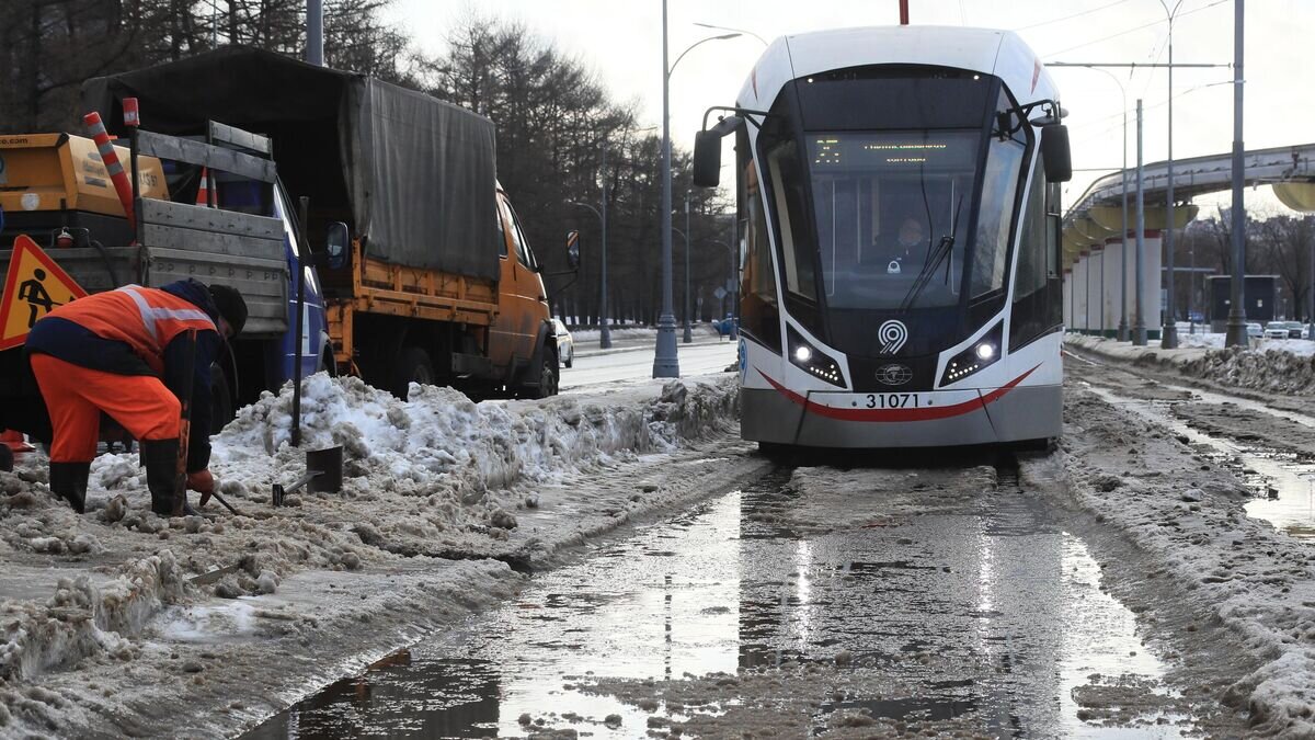    Уборка снега возле трамвайной остановки "Метро ВДНХ" в Москве© РИА Новости / Антон Денисов