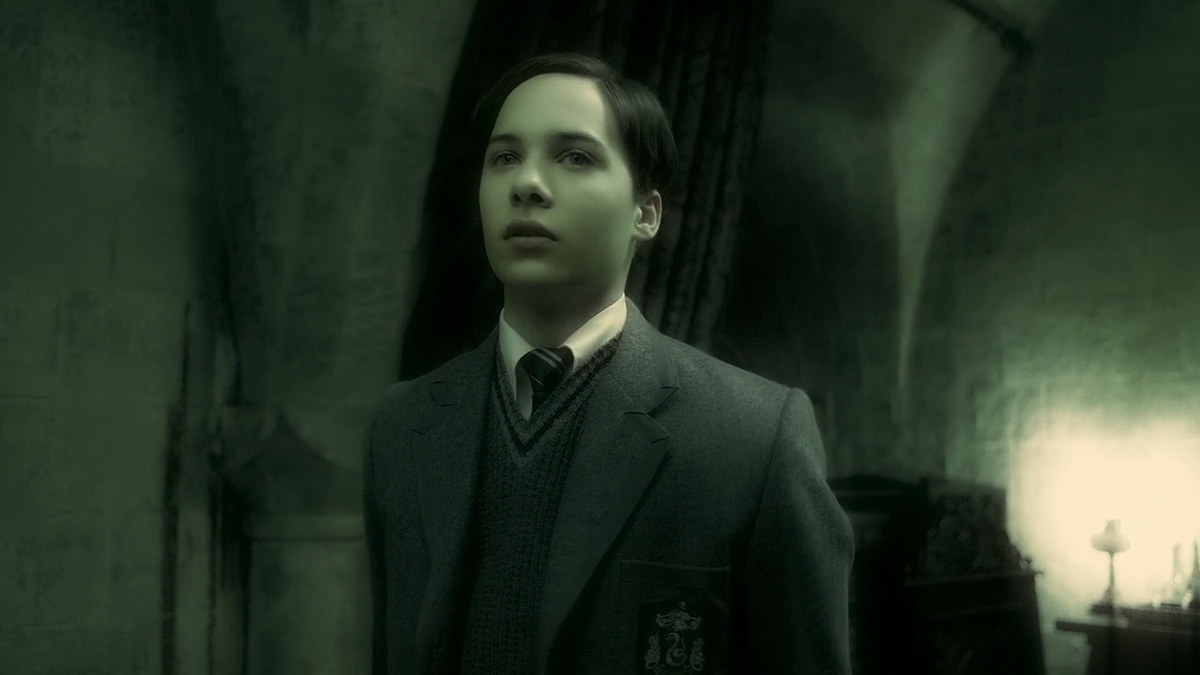 Кадр из х/ф "Гарри Поттер и Принц-полукровка" (2009) - Том Реддл (Хиро Файнс Тиффин)