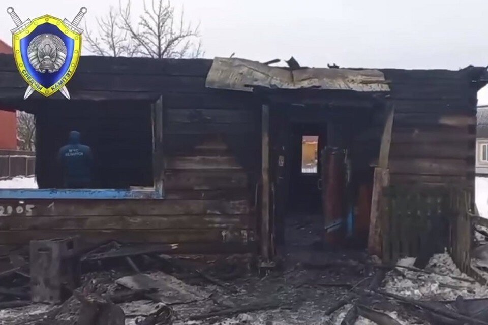     СК сообщил первые подробности гибели на пожаре двух маленьких детей в Житковичах. Фото: стоп-кадр | видео СК