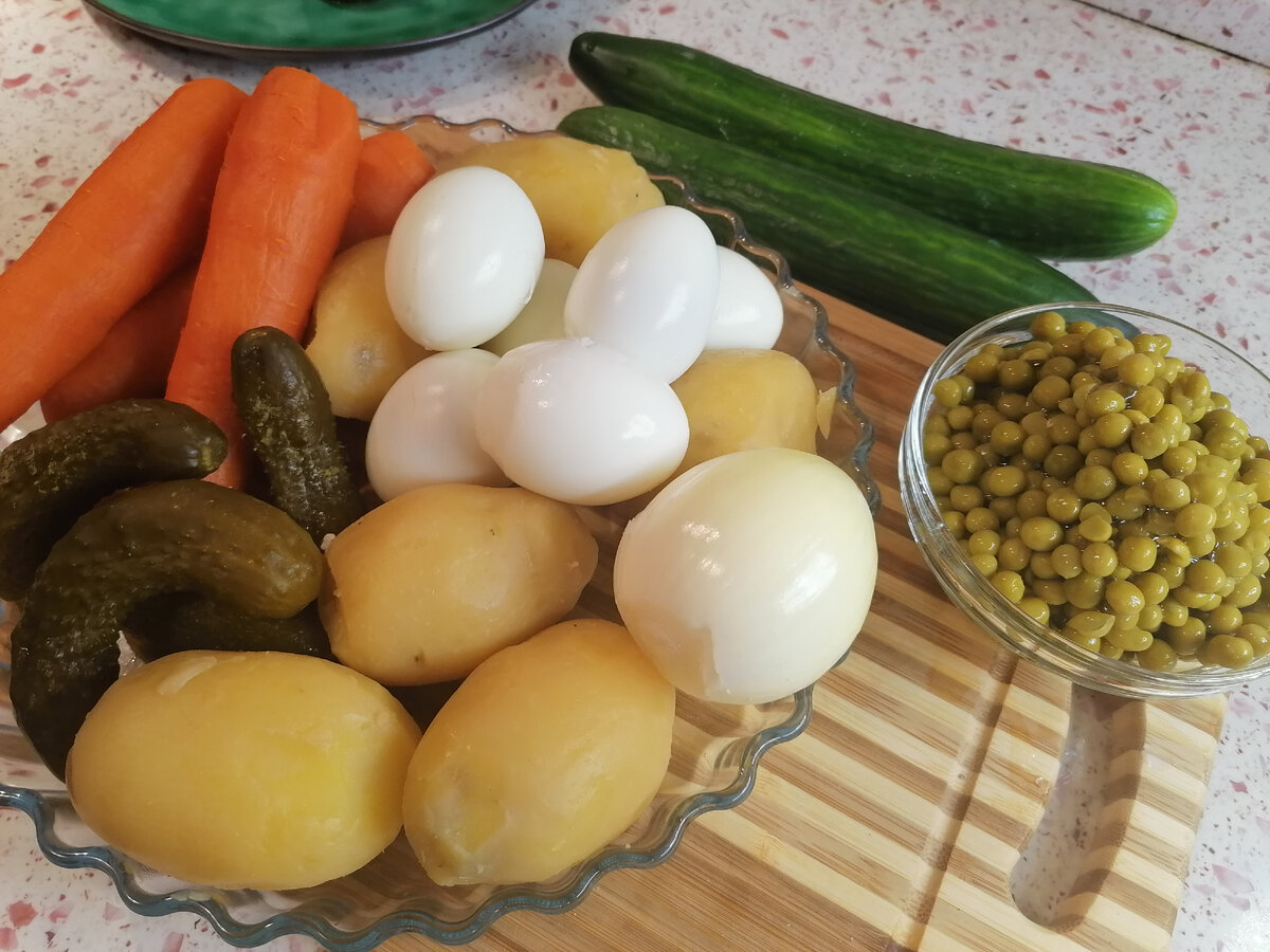 Обязательно использую и квашеные огурцы и свежие. Опять же это зависит от того, какой оливье я хочу сделать