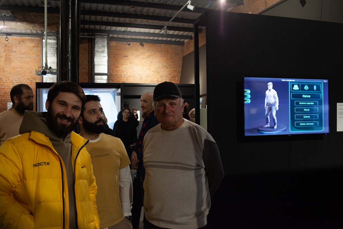 Ахсар Варзиев (в центре) на открытии выставки «Гений места» 
Фото: Анна Кабисова  