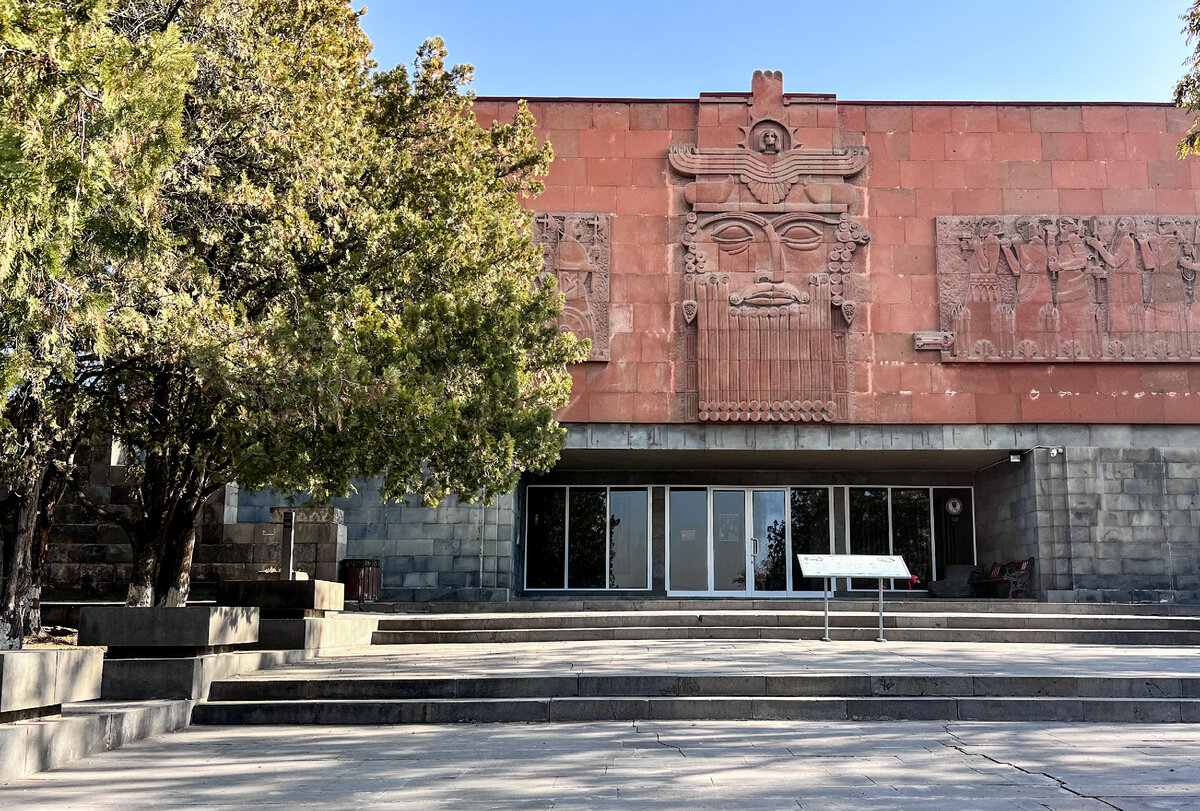 Музей Эребуни, в котором находятся артефакты, найденные в ходе раскопок древней урартской цитадели. Фото автора