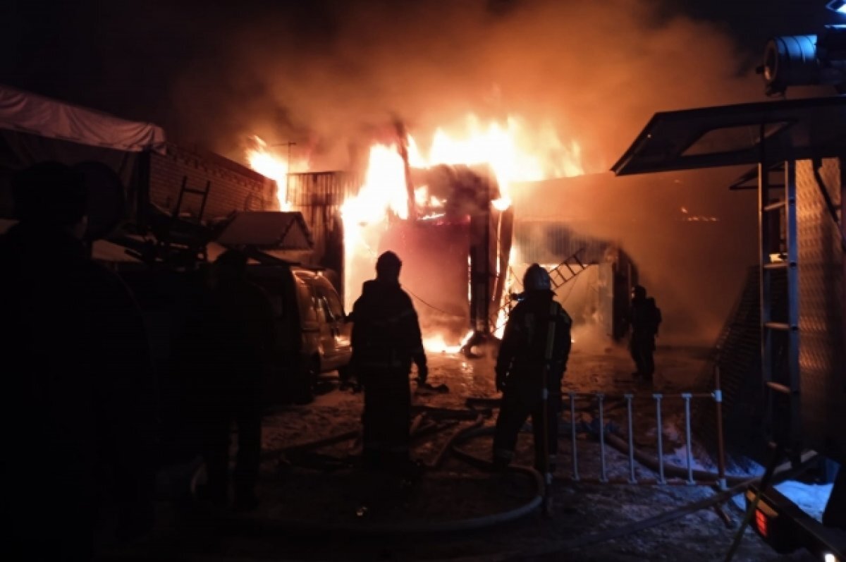    В Нижнекамске горит завод по производству синтетического каучука.