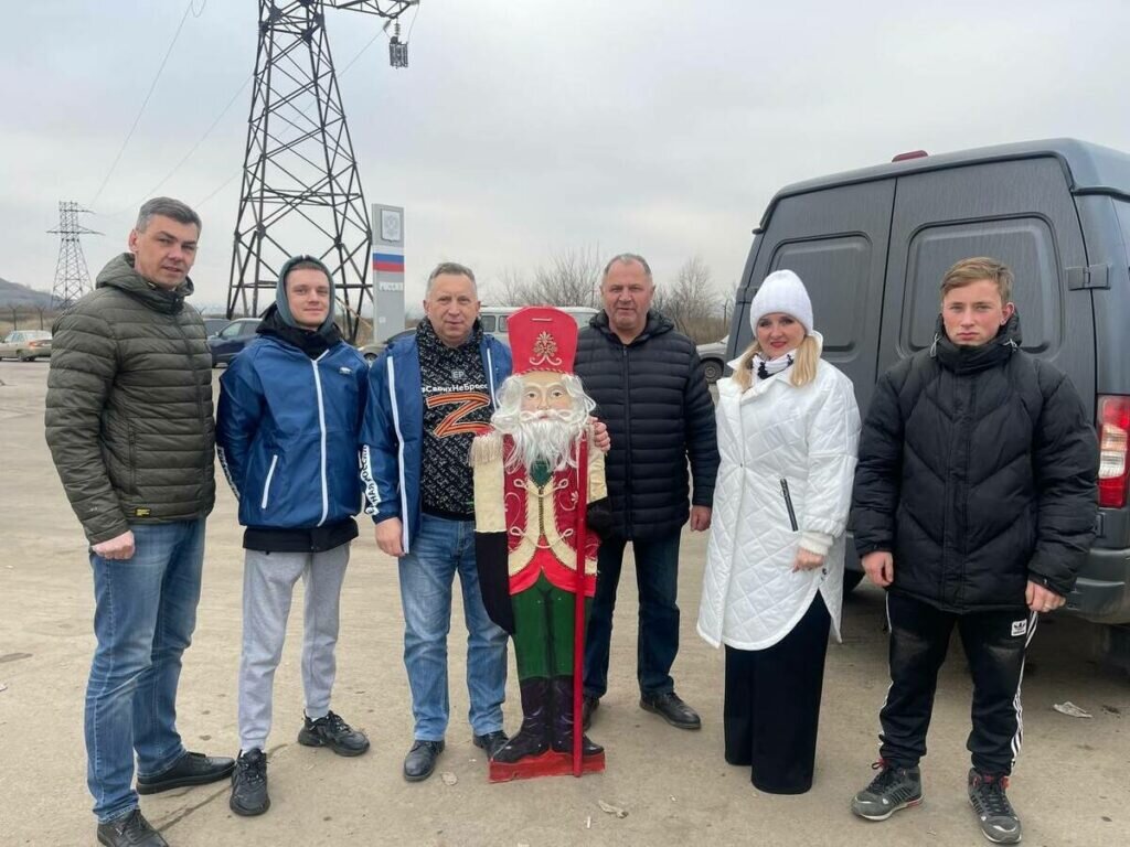 В луганскую Брянку привезли новогодние игрушки из Брянской области |  Брянская губерния | Дзен