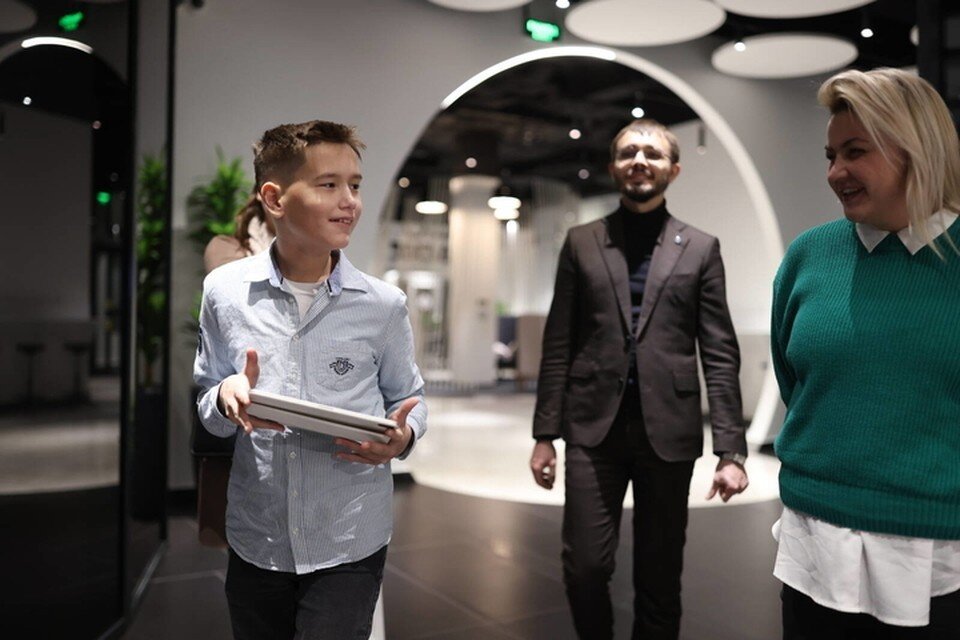     Руслану показали первый в мире коворкинг, который работает с использованием технологии дополнительной реальности. Фото: tatarstan.ru