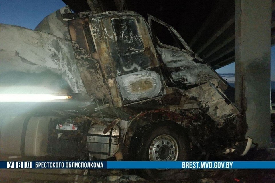     Фура врезалась в опору моста на М1 и загорелась, водитель погиб на месте. Фото: ГАИ УВД Брестского облисполкома