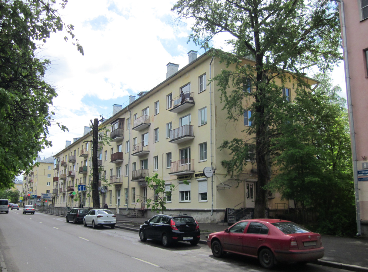 1-447-3 в Великом Новгороде (дом №7 на улице Чудинцева). Часть квартир 1-го этажа переоборудована в нежилые помещения. Здание вдали — 1-447С-8 (дом №9).
Автор фото: Роман Ильин. CC-BY
Источник: https://photobuildings.com/photo/236957/
