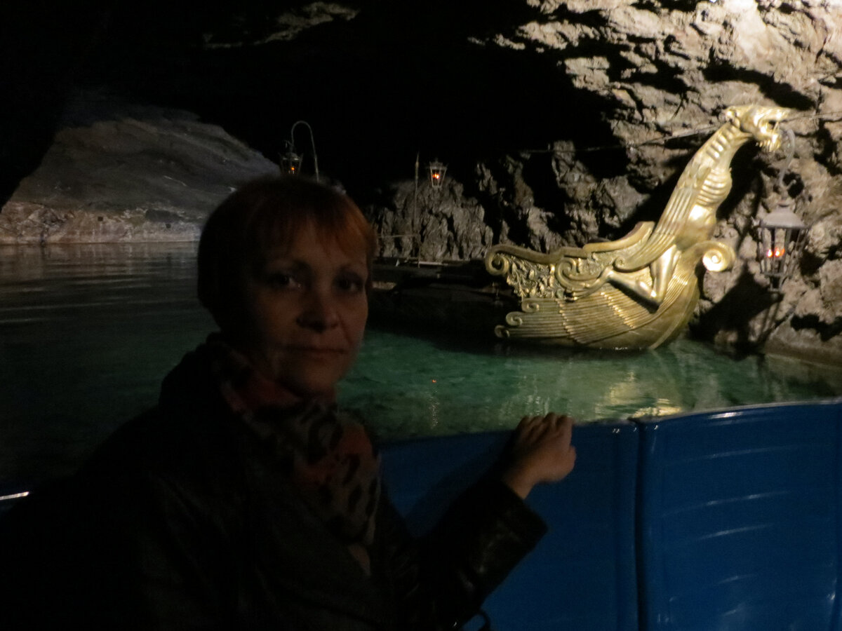 Подземное озеро Зеегротте в Австрии. Вот такой кораблик. Фото: Надежда Мартынова.