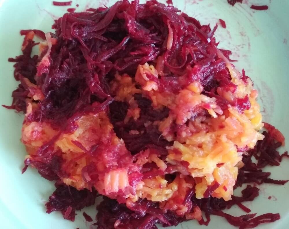 Натереть на терке отварную свеклу и морковь. Фото из архива автора