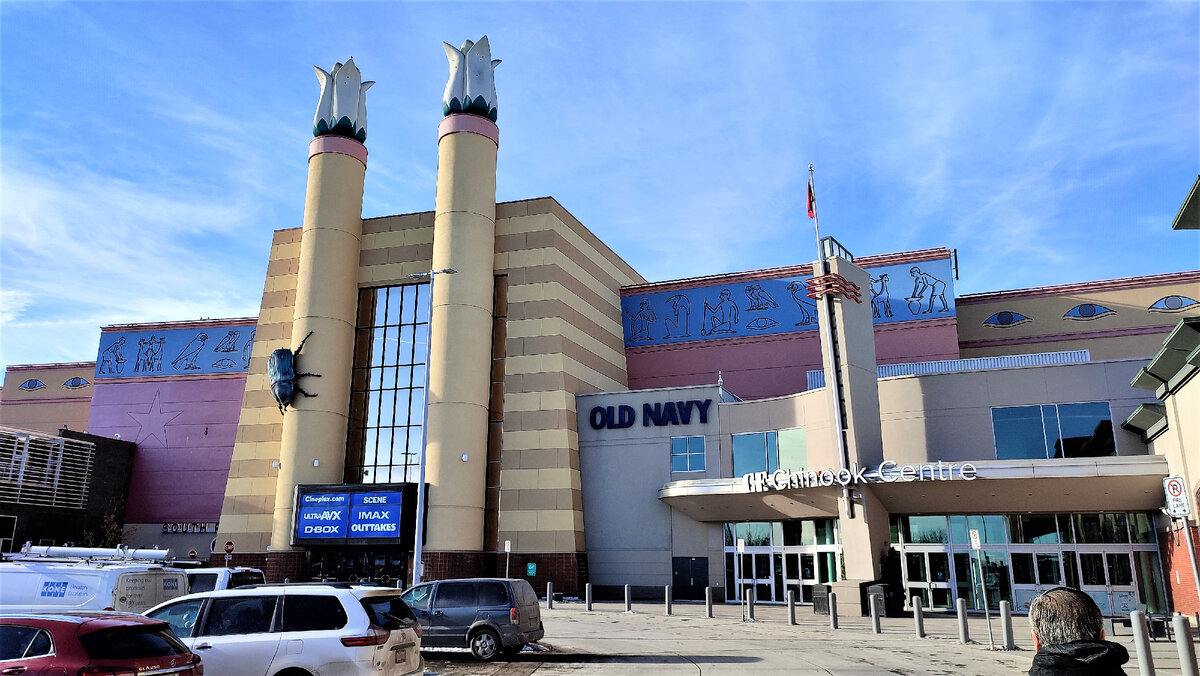 Торговый центр со скарабеем на стене. Для меня неприятное зрелище. Это не тот торговый центр, где у меня лопнуло терпение ))). В том ТЦ у меня даже сил не было делать фото😀 .