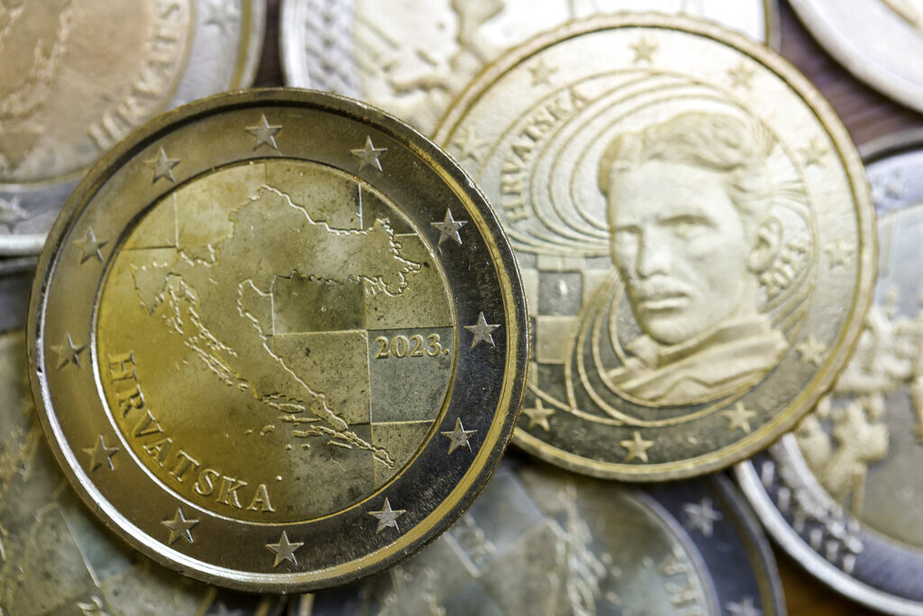 Новая хорватская монета евро с изображением карты страны представлена Центральным банком Хорватии в Загребе.