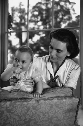 Принц Уильям с мамой, 1942 год