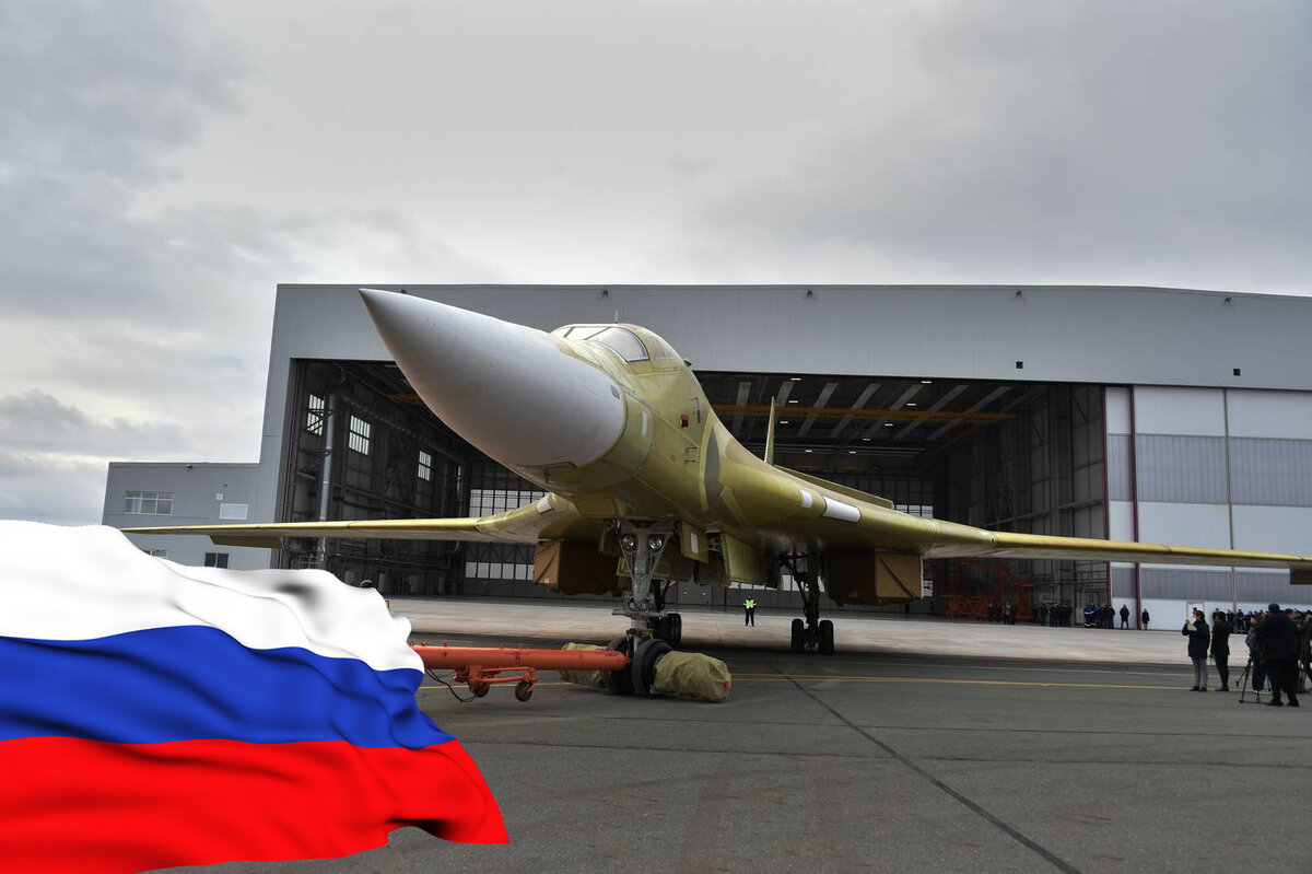 Модернизированный сверхзвуковой стратегический ракетоносец ТУ-160М выгоняют с ангара для проведения лётных испытаний. Фотография: ОАК.