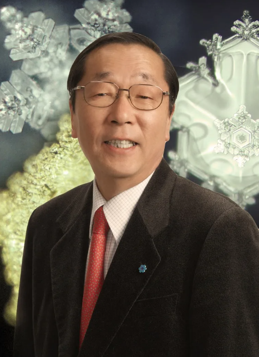 Эмото Масару. Японский исследователь, известный экспериментами, направленными на доказательство того, что вода обладает способностью «воспринимать информацию» от окружающей среды.