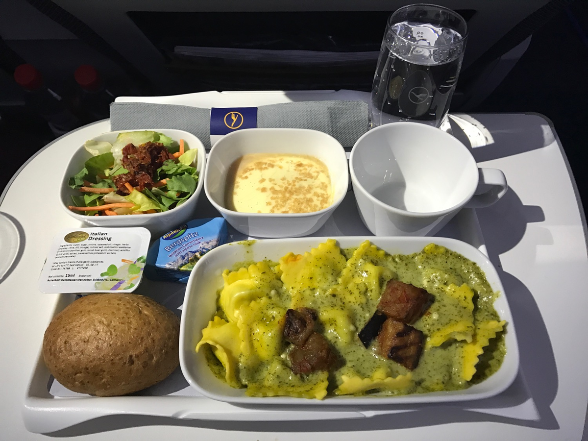 Только что пообедал на вокзале. Питание Lufthansa. Еда на борту Lufthansa. Lufthansa economy class food. Чай в авиакомпании Люфтганза.