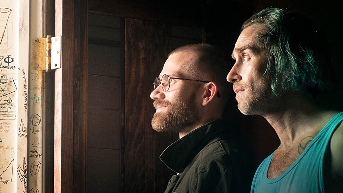 Кадр из фильма Сверхъестественное. Знаки: Something in the Dirt. Режиссер: Джастин Бенсон, Аарон Мурхед. Композитор: Джимми ЛаВалл. Производство: Rustic Films.