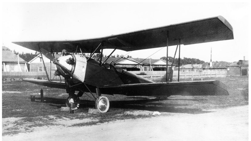     В 1920-е годы на фоне стремительного развития советской авиации в СССР возникла острая потребность в создании простого в пилотировании и дешёвого самолёта для обучения молодых лётчиков. В 1926 году задание по проектированию такой машины получил авиаконструктор Николай Поликарпов  Научно-мемориальный музей профессора Н.Е. Жуковского — филиал ГМИК им. К.Э. Циолковского