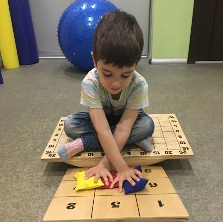 Нейроигры для детей 4 лет. Мозжечковая стимуляция. Занятия на мозжечковую стимуляцию. Доска Бильгоу мозжечковая стимуляция для детей упражнения. Занятия на балансировочной доске для мозжечковой стимуляции.