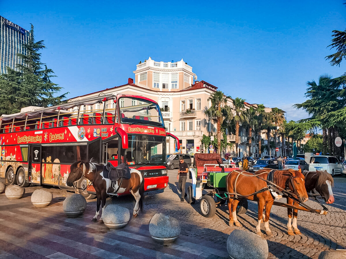 Экскурсионный автобус, нам котором можно прокатиться с ветерком по Батуми.